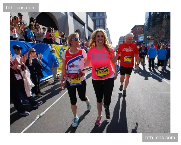 特写:波士顿马拉松终点线,轮椅组选手冲线瞬间 特写:波士顿马拉松终点线,轮椅组选手冲线瞬间