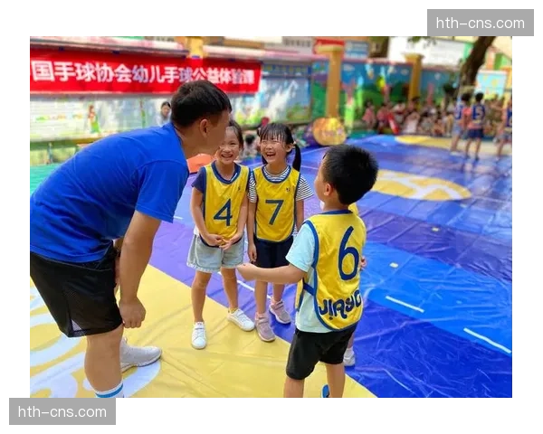 瑞典手球明星参与公益项目,为自闭症儿童开设体验课程。 瑞典手球明星参与公益项目,为自闭症儿童开设体验课程。