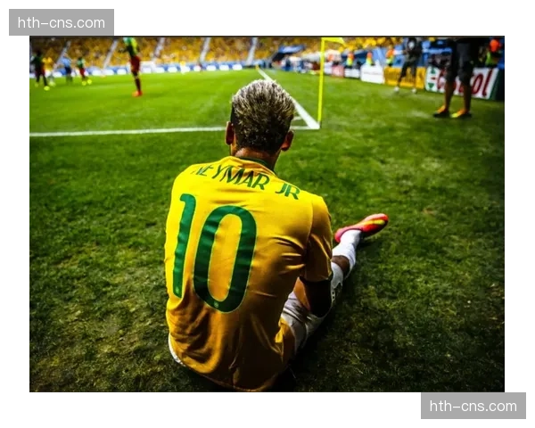 特写：终场哨响，打入绝平任意球的老将独自向主场看台致意