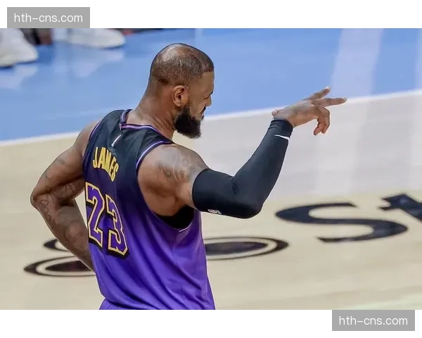 特写:詹姆斯常规赛最后主场赛后,向湖人主场球迷长时间致意